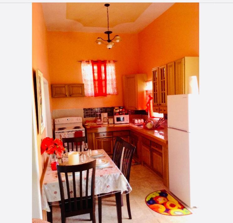 Alexander'S Apartments Providenciales Esterno foto